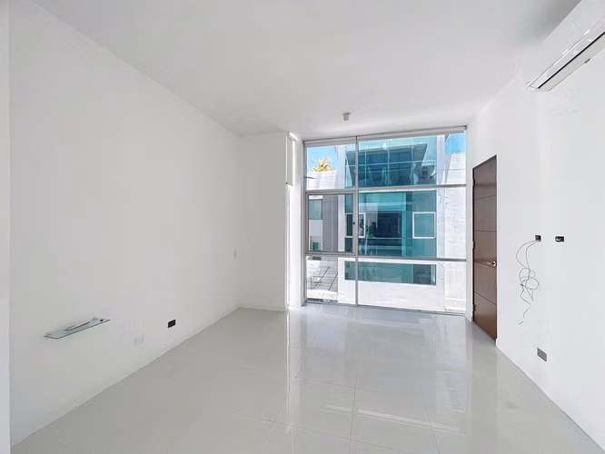 Venta de casa minimalista de lujo con piscina privada en Altos del Golf