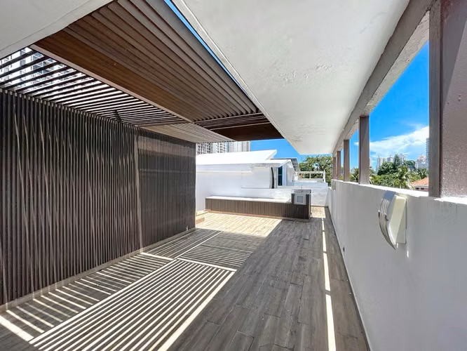 Venta de casa minimalista de lujo con piscina privada en Altos del Golf