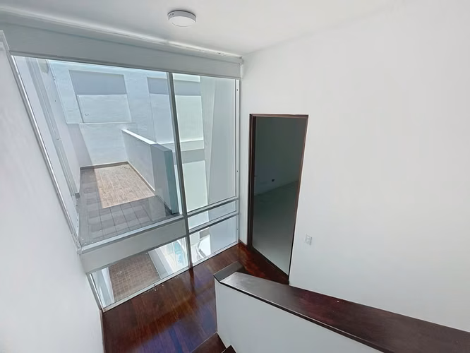 Venta de casa minimalista de lujo con piscina privada en Altos del Golf