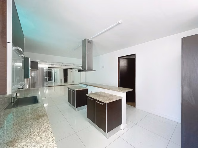 Venta de casa minimalista de lujo con piscina privada en Altos del Golf