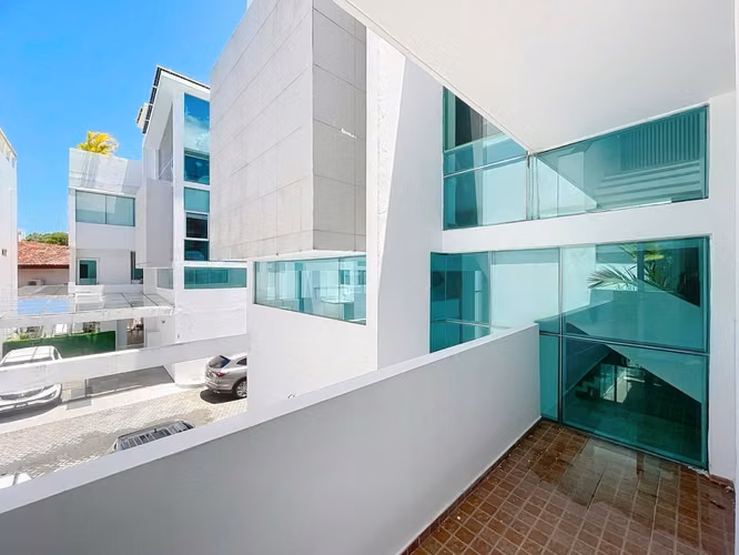 Venta de casa minimalista de lujo con piscina privada en Altos del Golf
