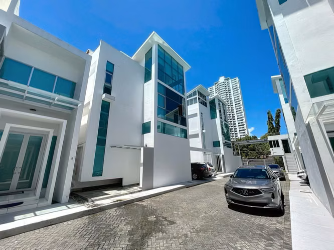 Venta de casa minimalista de lujo con piscina privada en Altos del Golf