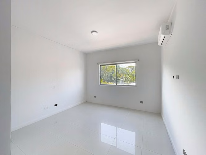 Venta de casa minimalista de lujo con piscina privada en Altos del Golf