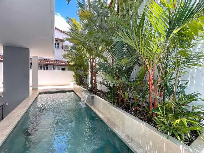 Venta de casa minimalista de lujo con piscina privada en Altos del Golf