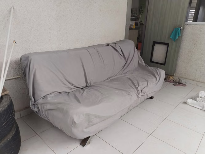 Se regalo sofá cama mordido por cachorra. 