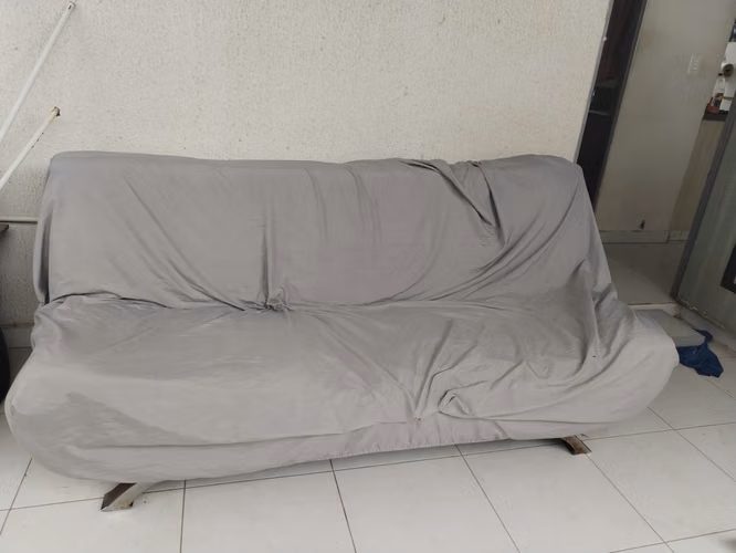 Se regalo sofá cama mordido por cachorra. 