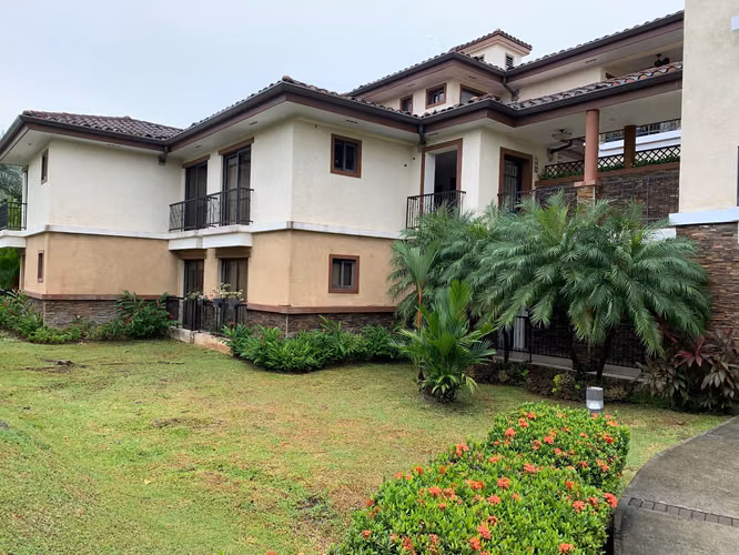 VENDO EXCLUSIVO APARTAMENTO GARDEN CON PATIO EMBASSY CLUB