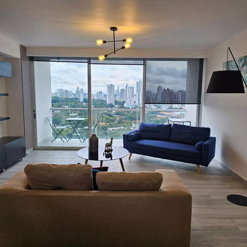 Apartamento en Alquiler | Vista al Parque Omar | 2 Estacionamientos + Bodega
