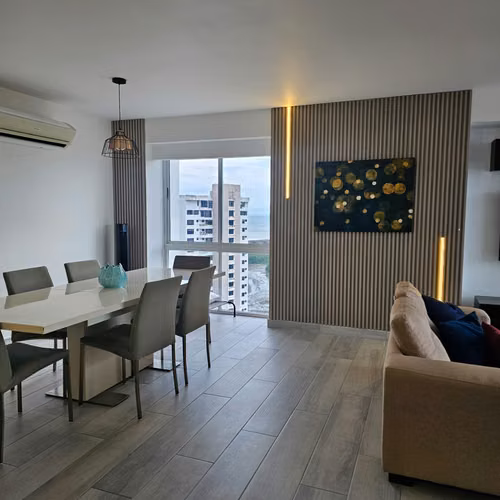Apartamento en Alquiler | Vista al Parque Omar | 2 Estacionamientos + Bodega - Imagen 4
