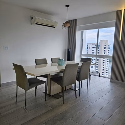 Apartamento en Alquiler | Vista al Parque Omar | 2 Estacionamientos + Bodega - Imagen 5