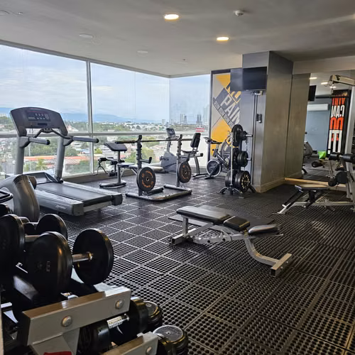 Apartamento en Alquiler | Vista al Parque Omar | 2 Estacionamientos + Bodega - Imagen 12