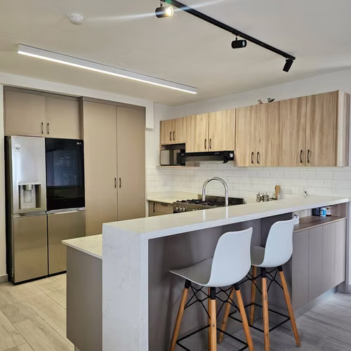 Apartamento en Alquiler | Vista al Parque Omar | 2 Estacionamientos + Bodega - Imagen 3