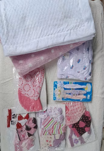 Ropita y mantitas de lana para bebé (niña)