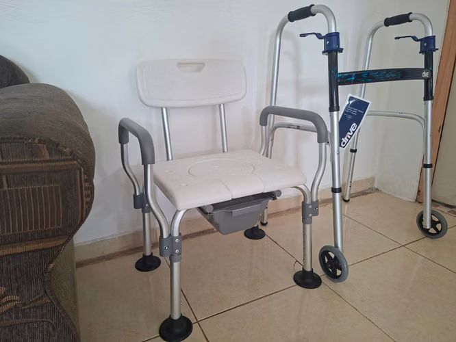 INODORO PORTÁTIL  Y ANDADERA