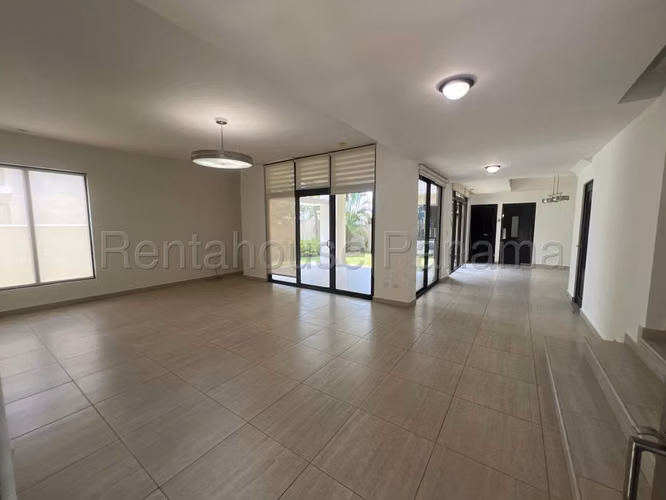 Venta de Casa con Línea blanca en Panama Pacifico Nativa EC