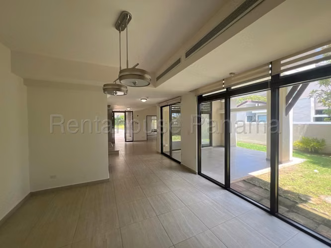 Venta de Casa con Línea blanca en Panama Pacifico Nativa EC