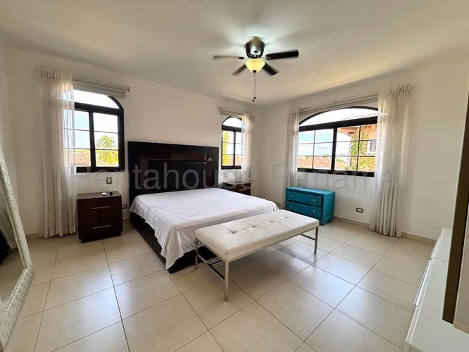 Vendo Casa de 421m2 en Costa Sur El Doral 25-6398SRZ