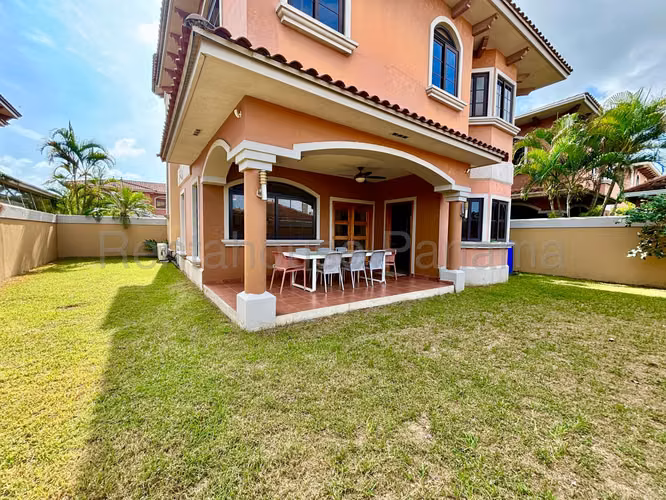 Vendo Casa de 421m2 en Costa Sur El Doral 25-6398SRZ