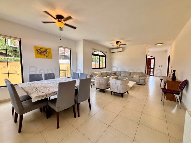 Vendo Casa de 421m2 en Costa Sur El Doral 25-6398SRZ
