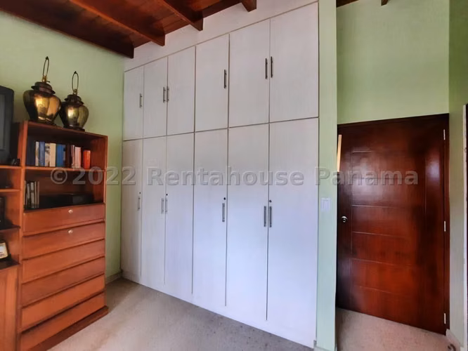 Vendo Casa de 378.77m2 en La Alameda 22-9703SRZ