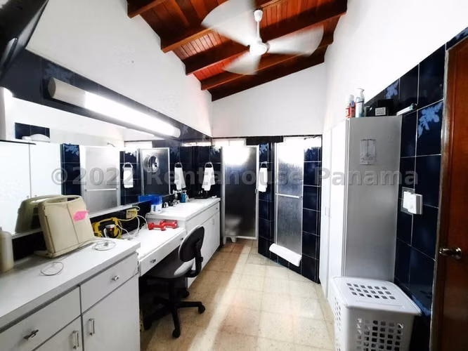 Vendo Casa de 378.77m2 en La Alameda 22-9703SRZ