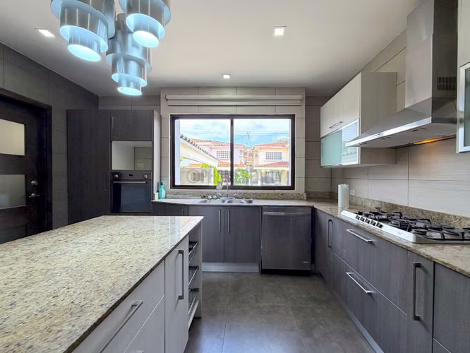 Casa Amoblada de 3 Recámaras en Alquiler en Condado del Rey – 383 m² con Piscina - Imagen 13