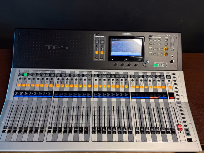 Consola de mezcla digital Yamaha TF5 