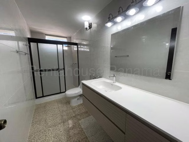 Se alquila apartamento de 201 mtas en Obarrio - Imagen 16