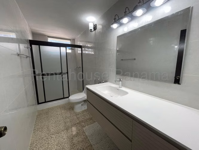 AMPLIO APARTAMENTO REMODELADO EN OBARRIO - 27YCG2596