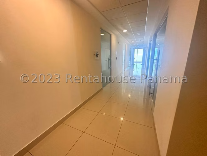Se Vende Consultorio en Avenida Balboa GC24-3757