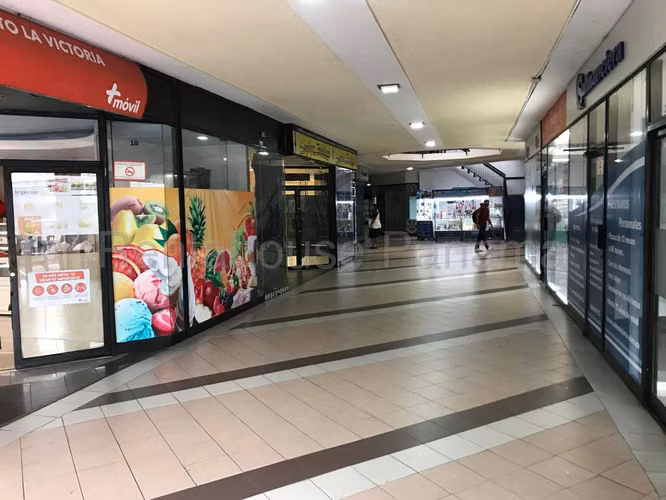 Venta de Amplio Local comercial en Via España 27*2583mfk