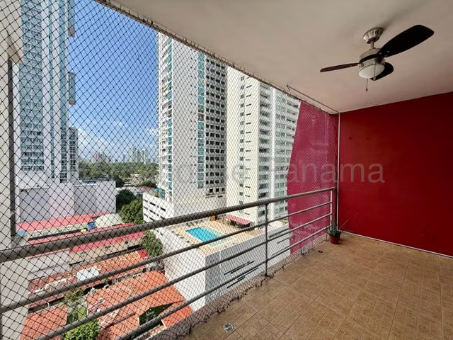 Venta de apartamento en San Francisco, de 3 habitaciones y 2 baños, cuarto y baño de servicio