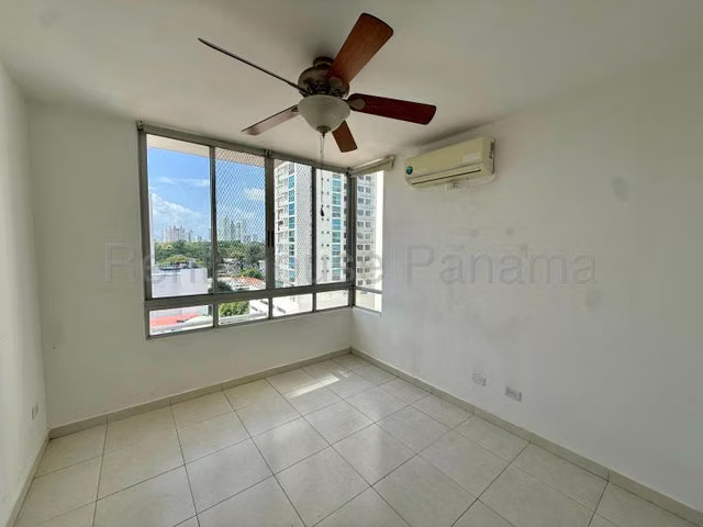 Venta de apartamento en San Francisco, de 3 habitaciones y 2 baños, cuarto y baño de servicio