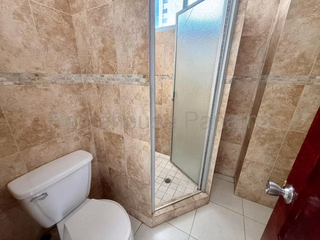 Venta de apartamento en San Francisco, de 3 habitaciones y 2 baños, cuarto y baño de servicio