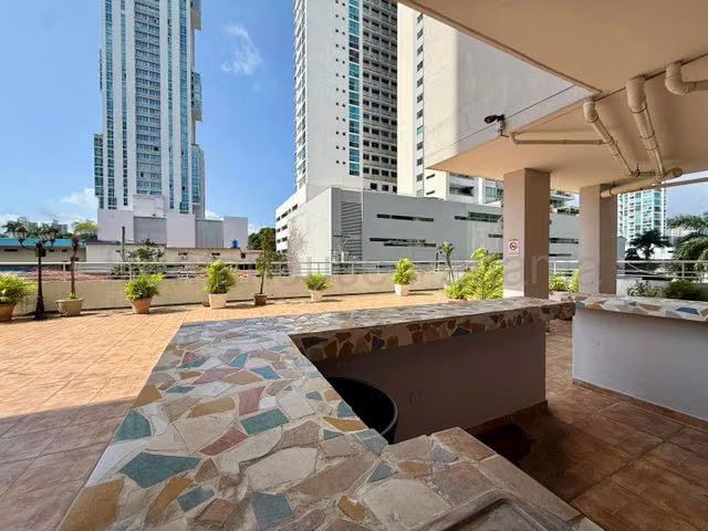 Venta de apartamento en San Francisco, de 3 habitaciones y 2 baños, cuarto y baño de servicio