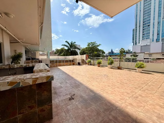 Venta de apartamento en San Francisco, de 3 habitaciones y 2 baños, cuarto y baño de servicio