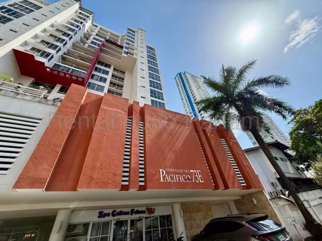 Venta de apartamento en San Francisco, de 3 habitaciones y 2 baños, cuarto y baño de servicio