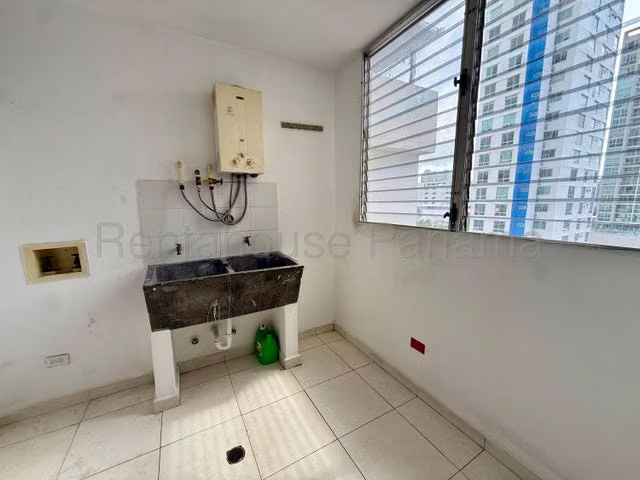 Venta de apartamento en San Francisco, de 3 habitaciones y 2 baños, cuarto y baño de servicio