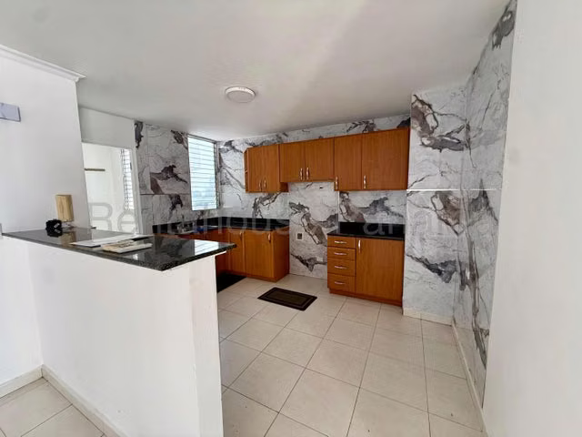 Venta de apartamento en San Francisco, de 3 habitaciones y 2 baños, cuarto y baño de servicio