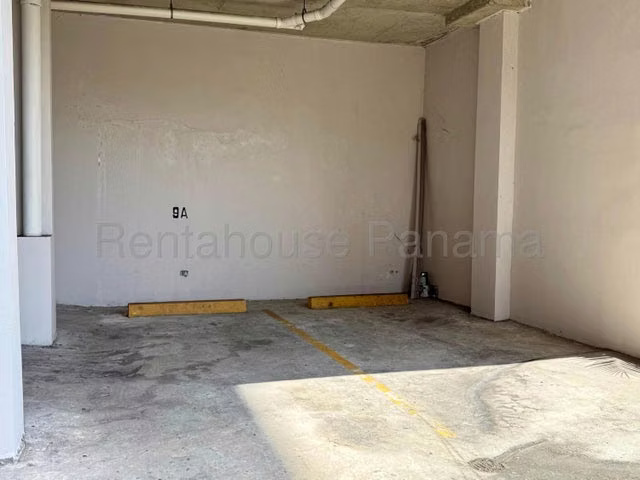 Venta de apartamento en San Francisco, de 3 habitaciones y 2 baños, cuarto y baño de servicio