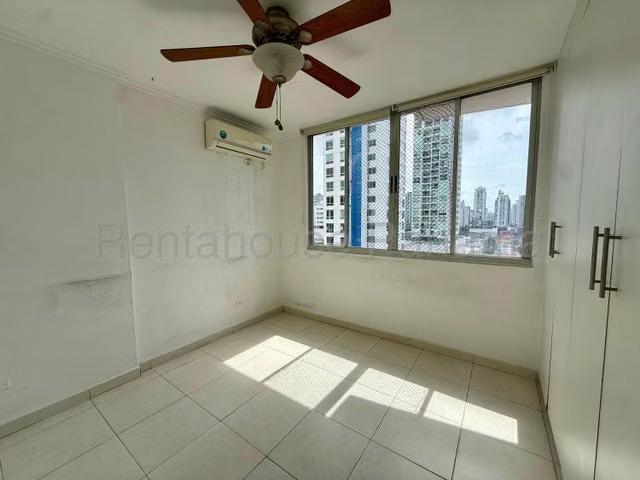 Venta de apartamento en San Francisco, de 3 habitaciones y 2 baños, cuarto y baño de servicio