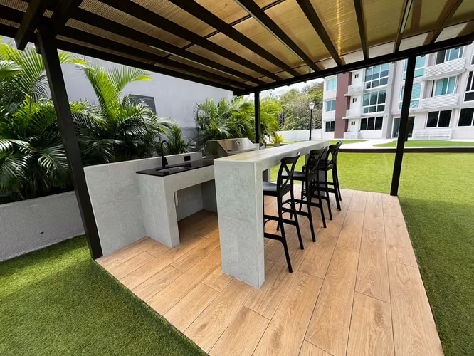 Tranquilidad y comodidad en Forest Gate | 2 habitaciones + balcón con vista al bosque - Imagen 10