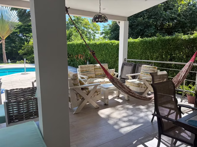 Se alquila casa con piscina en Coronado
