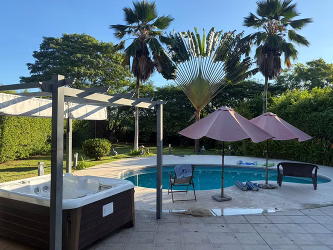 Se alquila casa con piscina en Coronado