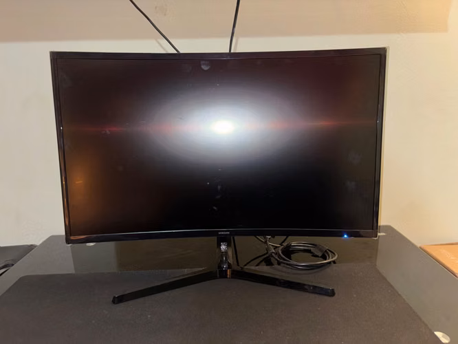 Monitor Curvo Samsung Essential 27” gaming  - Imagen 1