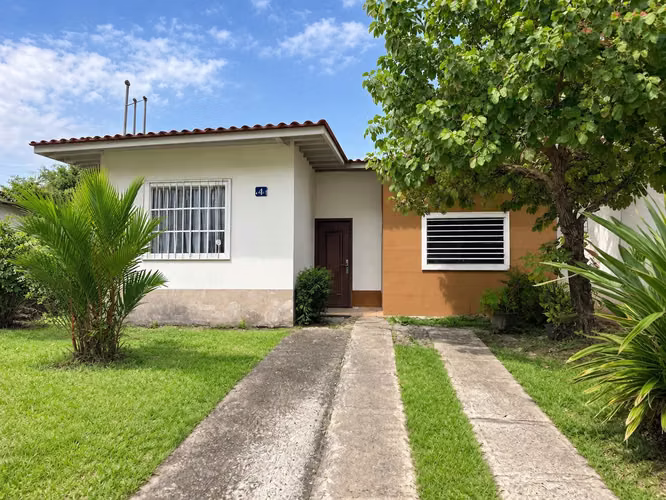 NC145 SE VENDE AMPLIA CASA EN URBANIZACION VALLERREGIO