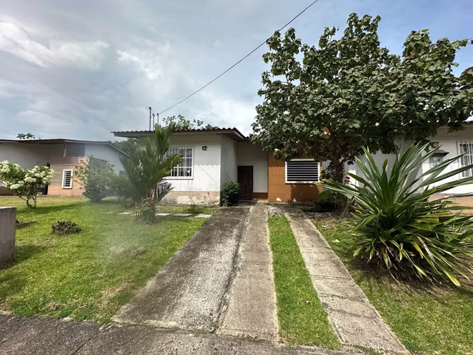 NC145 SE VENDE AMPLIA CASA EN URBANIZACION VALLERREGIO