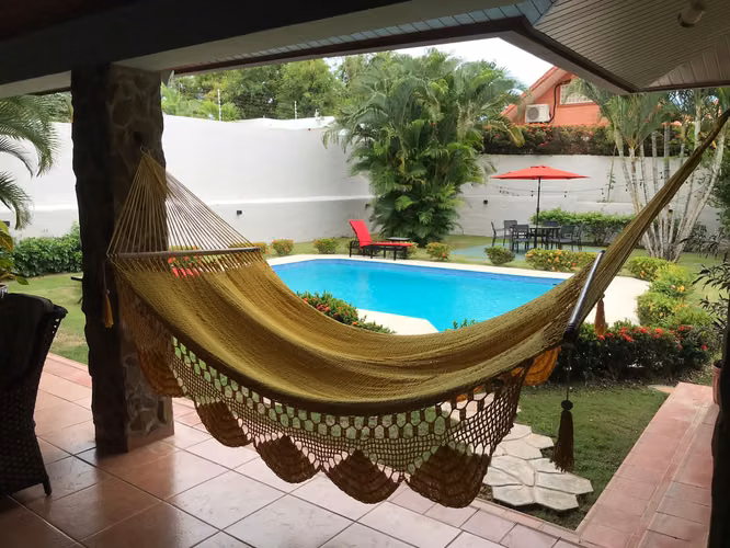 Coronado. Calles Los Jobos. 800mts 3r 3.5b piscina $401,000.00