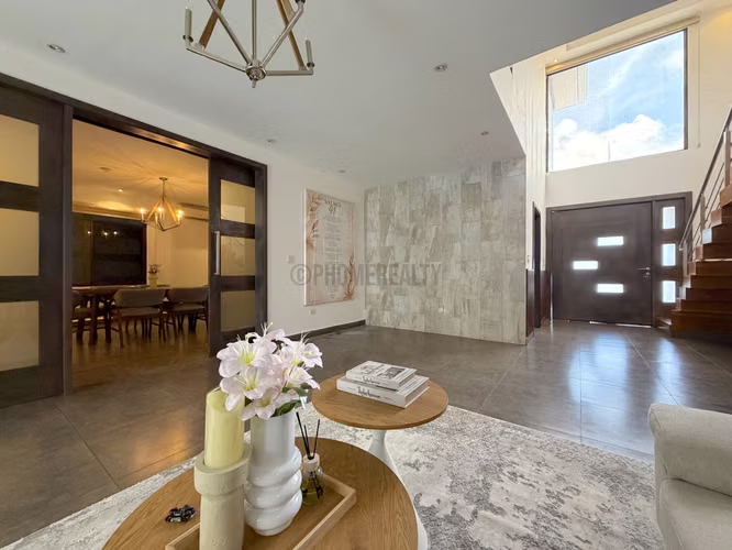 Casa Amoblada de 3 Recámaras en Venta en Condado del Rey – 383 m² con Piscina y 4 Estacionamientos