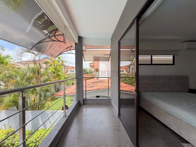 Casa Amoblada de 3 Recámaras en Venta en Condado del Rey – 383 m² con Piscina y 4 Estacionamientos